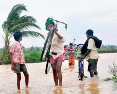 2.5 lakh stranded as Phailin triggers floods