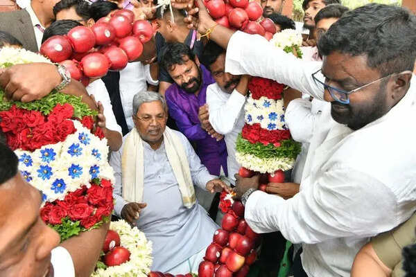 Amid speculation of change, Siddaramaiah meets with confidants