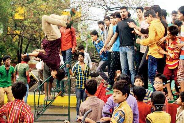 Indore youngsters show bike stunts at Raahgiri