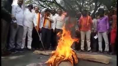 Baahubali 2 row: Pro-Kannada groups burn effigy of 'Kattappa' Sathyaraj just before apology