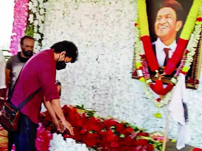 Vijay pays homage to Power Star Puneeth Rajkumar