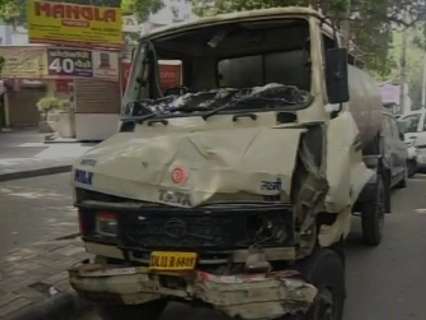 Collision between school van and a tempo injures school students in Delhi