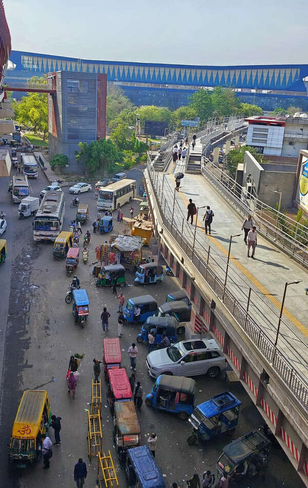 No roof & travelator, commuters avoid footbridge linking rapid rail, Red Line amid rising heat