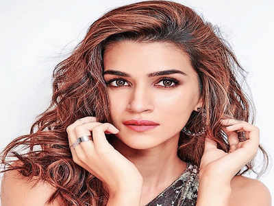 Birthday girl Kriti Sanon cuts the cake with media