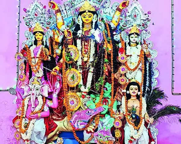 A city family keeps tradition alive, marks Durga’s arrival in spring