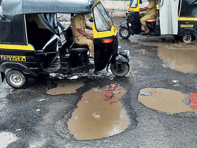 Auto hits pothole in Bandra; driver dead, two injured