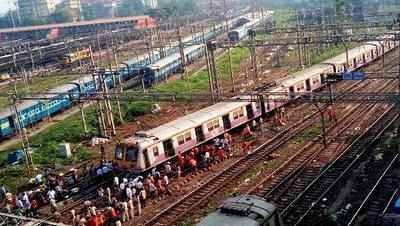 Mumbai local: Smoke in train sparks panic at Thane, terrified commuters jump onto the tracks