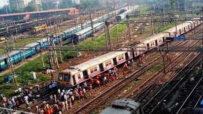 Mumbai local: Smoke in train sparks panic at Thane, terrified commuters jump onto the tracks