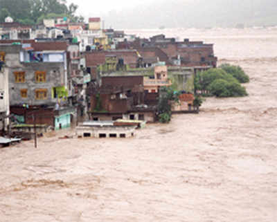 Death toll climbs to 107 in J&K floods