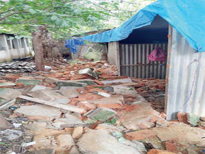 Wall topples over; kills 1, injures 2