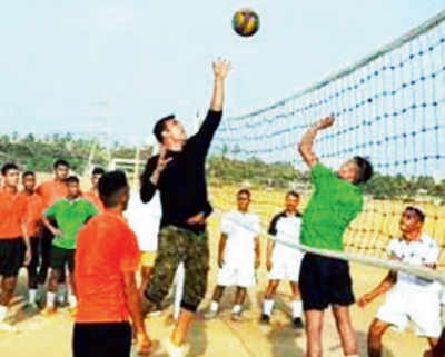 Akshay Kumar plays volleyball at INS Hamla