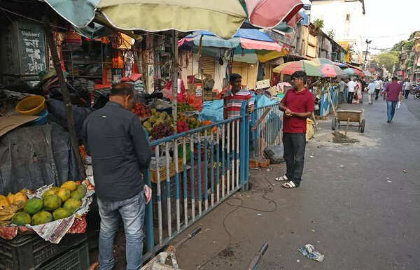 KMC uses iron fences to push back Jadubabur Bazar fruit, veggie sellers