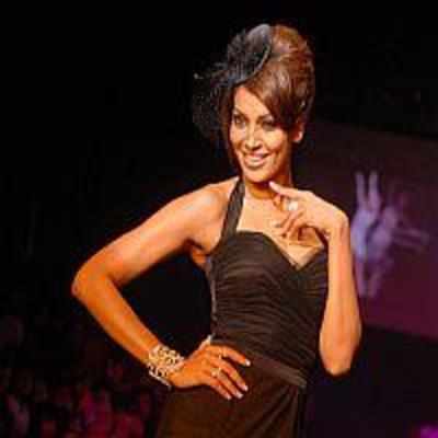 I don't mind being linked with singles: Bipasha