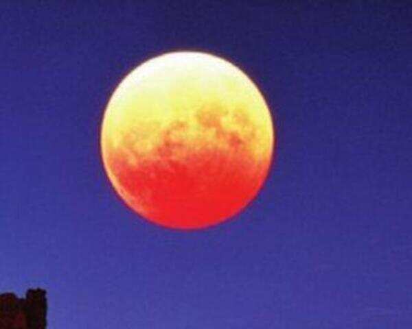 Lunar spectacle sends enthusiasts over the moon