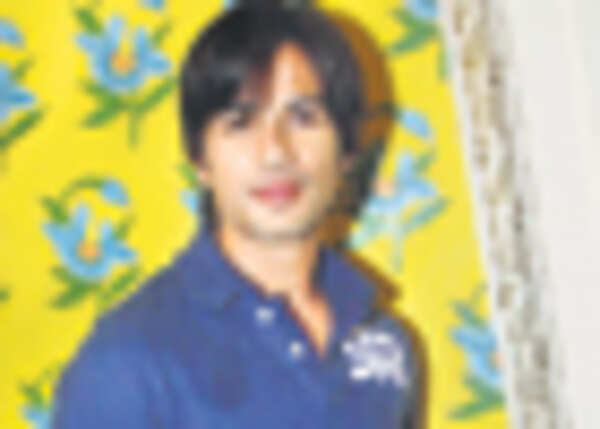 I feel overwhelmed with dad: Shahid