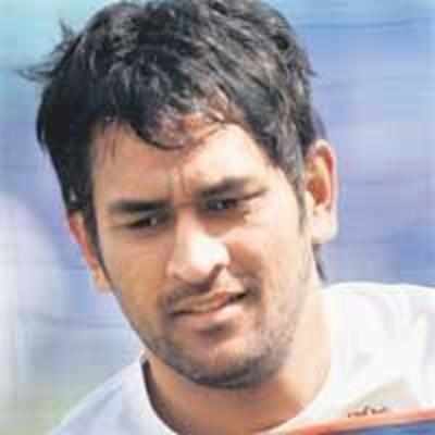 Dhoni tries to mend ties with the media