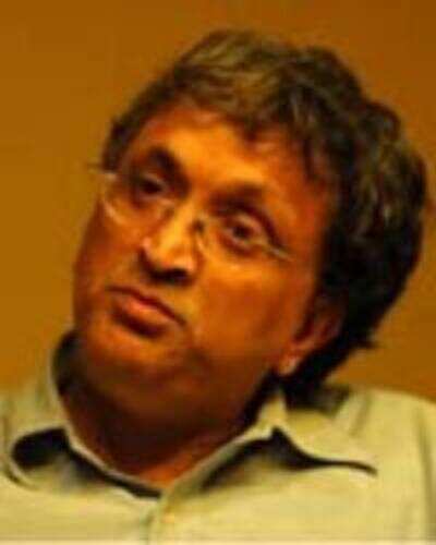 Arundhati Roy has become a joke: Guha