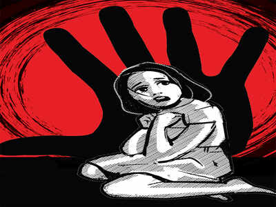 Crowd helps mother nab pervert harassing minor girl