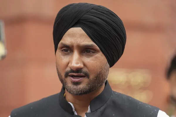 AAP workers stage stir outside Harbhajan’s residence, LPU