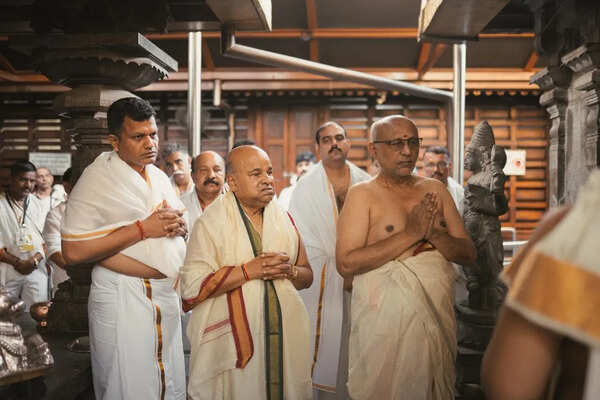 Vice-President offers prayers at Dharmasthala temple