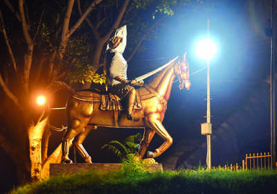 The Lawn Ranger: Grass thieves have struck thrice, delaying the unveiling of
Nadaprabhu Kempegowda’s statue in Yeshwanthpur