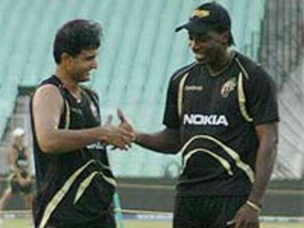 Unfit Chris Gayle arrives in Kolkata
