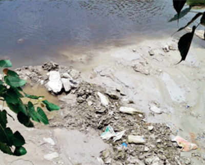 Factories choke Mithi with cement, concrete