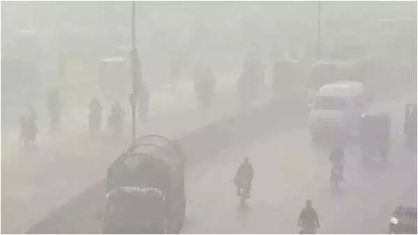 Lahore chokes in pollution for 2nd consecutive day, Pakistan Punjab government blames it on winds from India