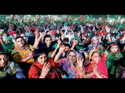 Pak oppn parties unite on streets to oust Imran