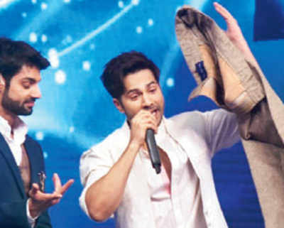 Varun Dhawan has a wardrobe malfunction on Indian Idol 9