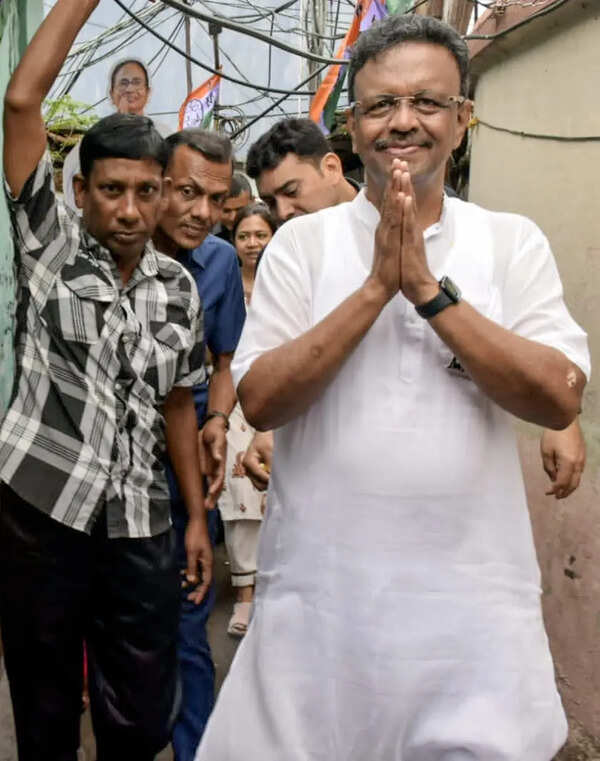 Bengal polls: CAPF visits Kolkata mayor and TMC candidate Firhad Hakim's house at midnight