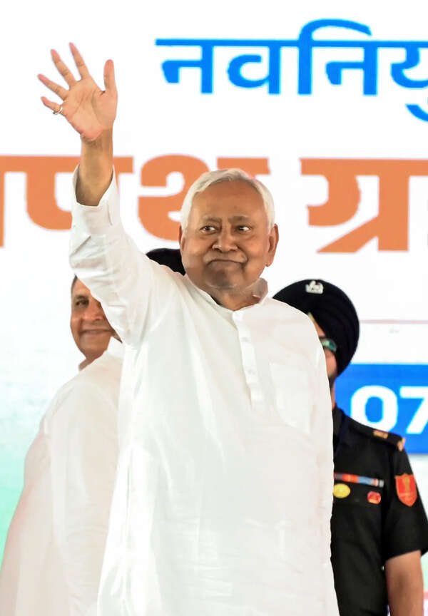 Nitish interacts with JD(U) workers in Sitamarhi