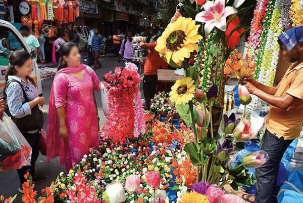 As Maharashtra govt bans artificial blooms, vendors stare at gloom ahead of festival season