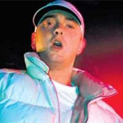 Eminem recovering from pneumonia