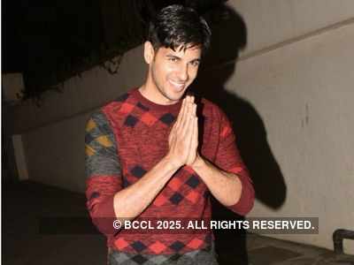 Sidharth Malhotra rings in birthday with Kiara Advani, Karan Johar,  Aditya Roy Kapur among other B-town celebs; meets fans on his 35th birthday