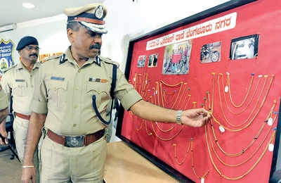 Gold worth Rs 18 lakh seized from snatchers