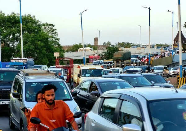New barricading below CoEP flyover triggers traffic chaos