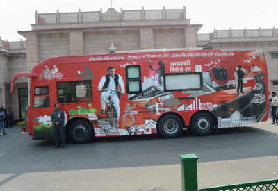 Hi-tech rath develops snag, Akhilesh Yadav shifts to official SUV