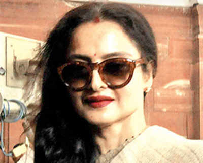 Rekha to get BMC notice for denying dengue inspection