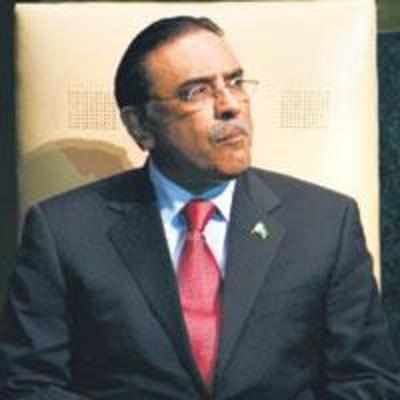 Zardari asks India to '˜resist striking out at Pakistan govt'