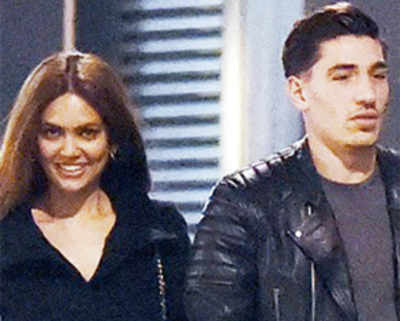 Esha Gupta gives back at fan tweet over Hector Bellerin