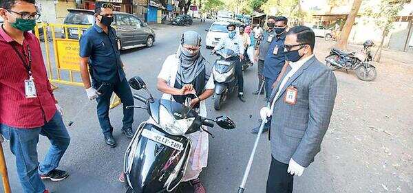 Pune: 160 citizens help police man checkpoints