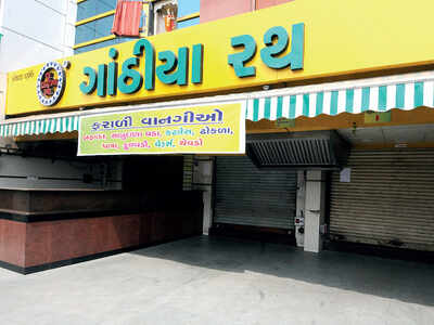 Illegal parking: Shops sealed in Nehrunagar Illegal parking: Shops sealed in Nehrunagar