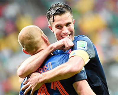 Van Persie, Robben star as Dutch hand Spain record mauling