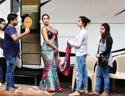 CUTTING A SARI FIGURE