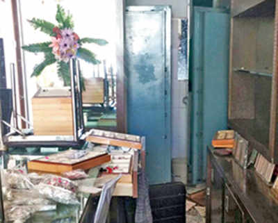 Thieves lock jewellery shop worker in safe, flee with loot worth Rs 2.95L