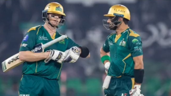 Steve Smith left fuming as Farhan denies single, fans recall Babar Azam drama