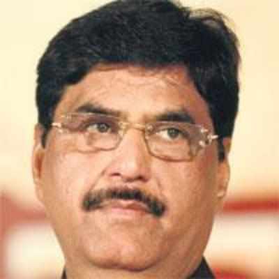 Munde takes a dig at Patil