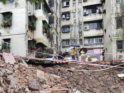 Andheri wall collapse damages cars