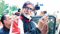 Amitabh Bachchan's special gesture for the crew of Gulabo Sitabo in Lucknow 